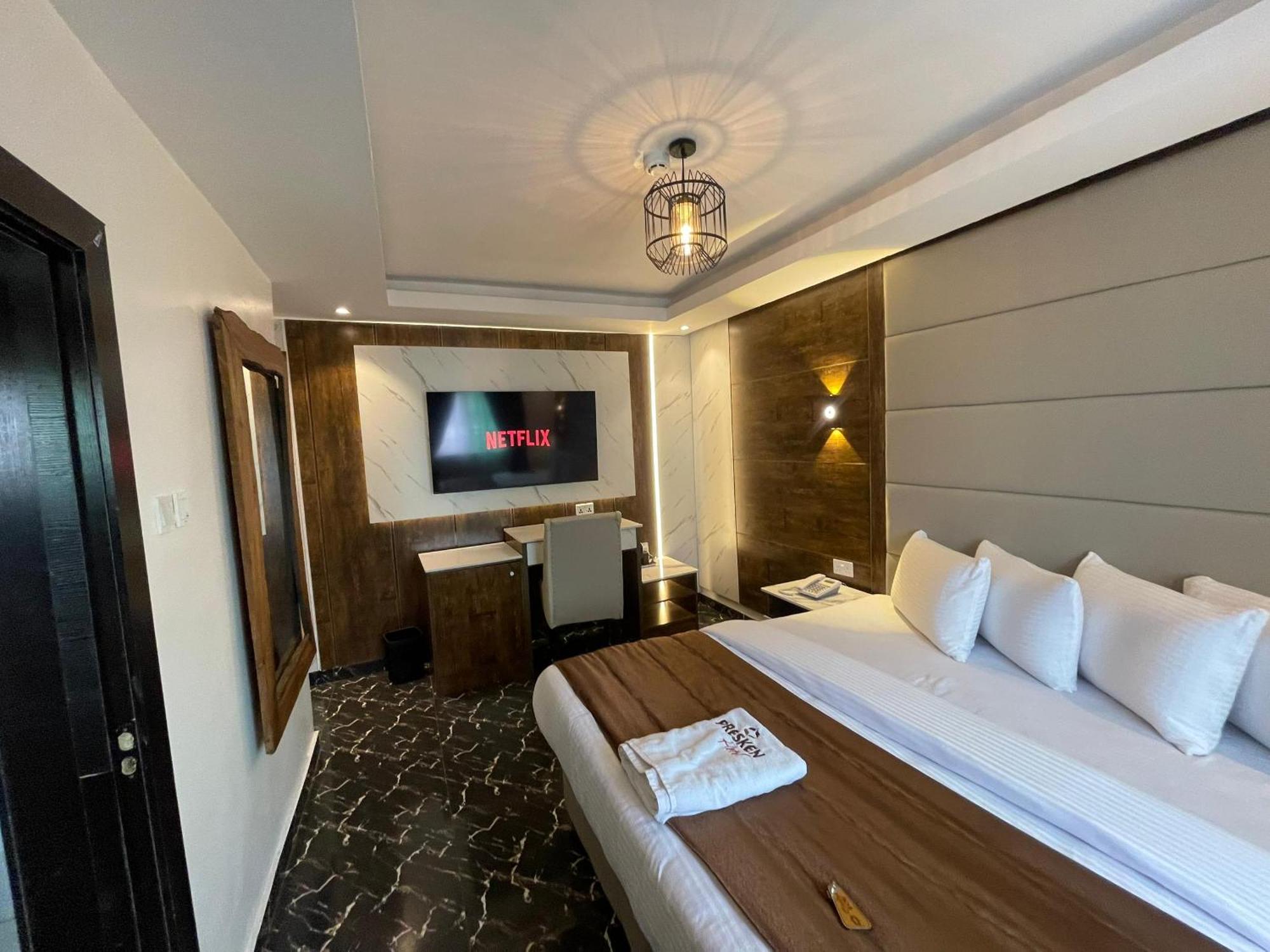 Presken K-One Hotell Ikeja Exteriör bild